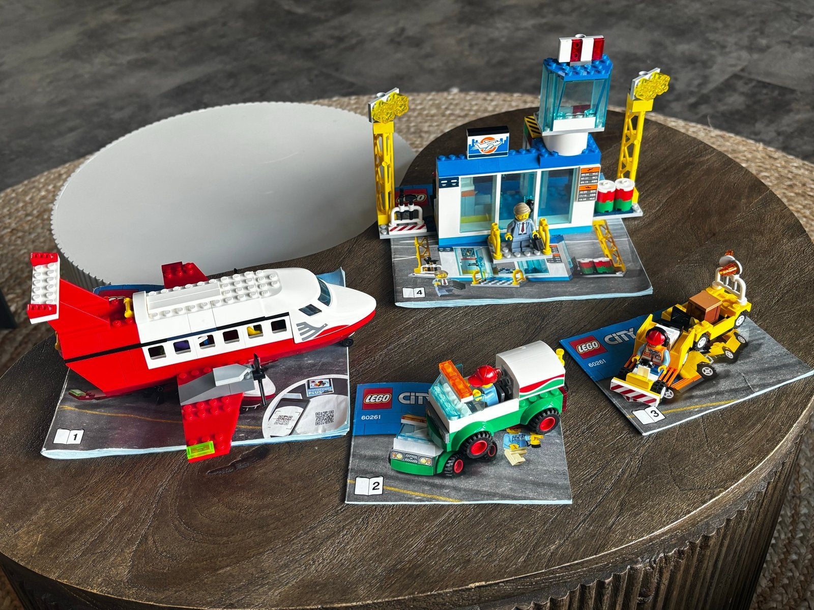 LEGO City Vliegveld Centraal 60261 - Compleet met boekjes, Ophalen of Verzenden, Zo goed als nieuw, Overige merken