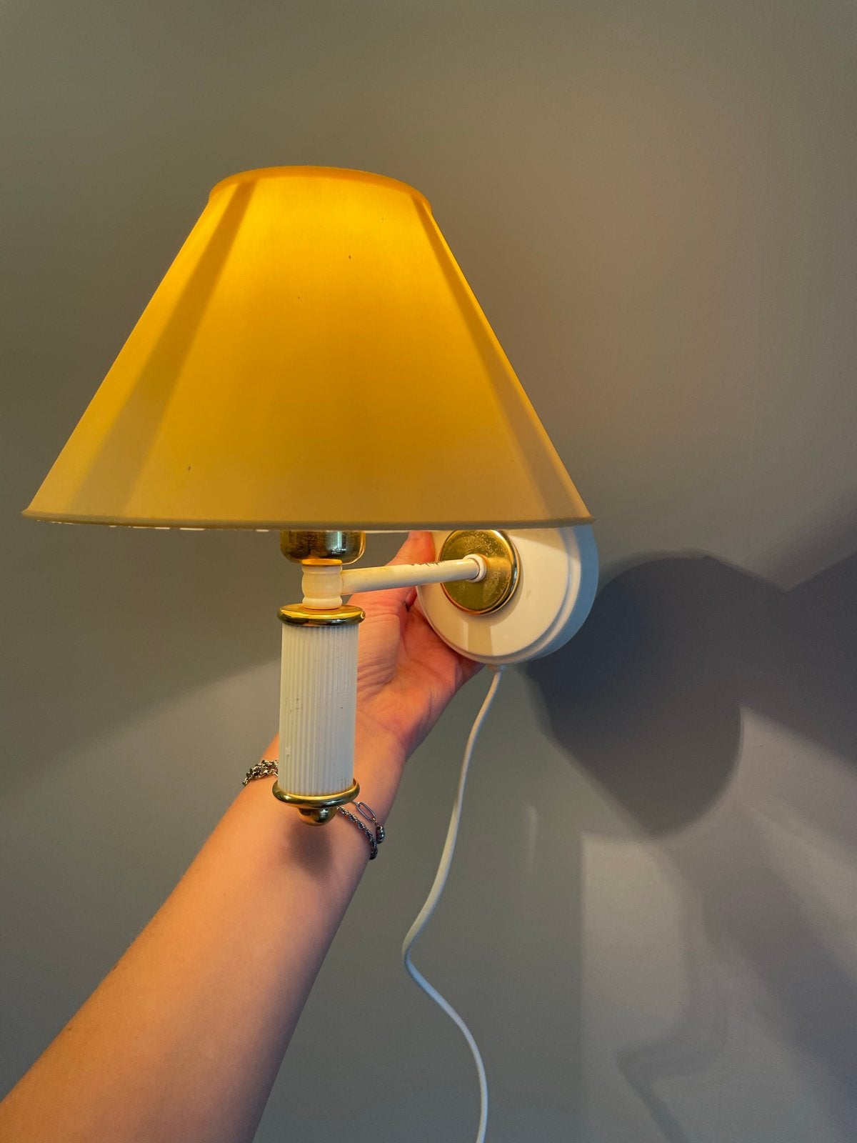 Vintage retro  wandlamp met gele kap Massive, Ophalen of Verzenden, Gebruikt