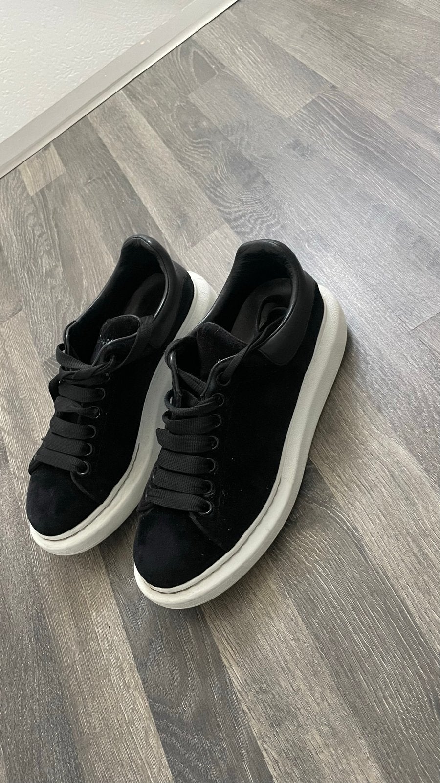 Alexander McQueen Sneakers zwart suede, Kleding | Dames, Schoenen, Ophalen of Verzenden, Gedragen, Zwart, Sneakers of Gympen