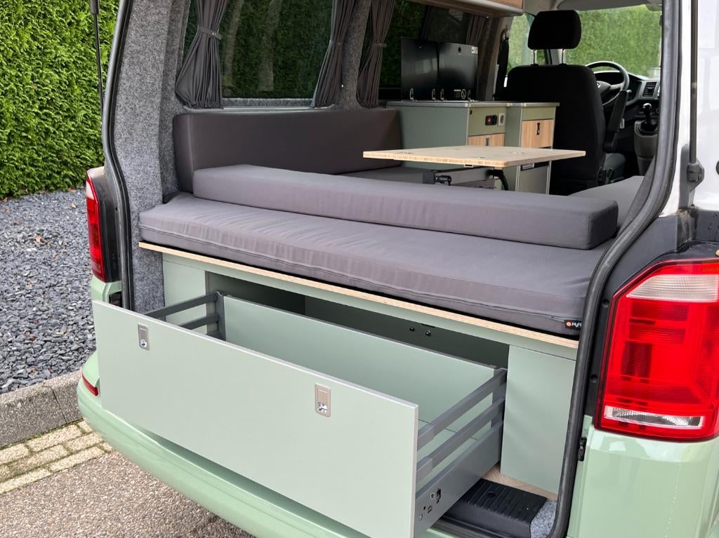 Rondzit/bed VW Transporter met keukenunit (extra breed bed), Caravans en Kamperen, Ophalen, Hoefakker 3, Veen, Info@termeercampers.nl