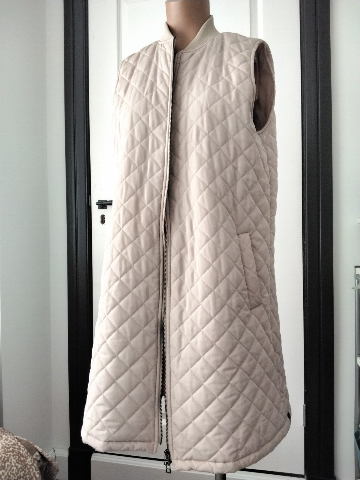 Nukus Lange Bodywarmer Maat M, Kleding | Dames, Bodywarmers, Maat 38/40 (M), Beige, Ophalen of Verzenden, Zo goed als nieuw