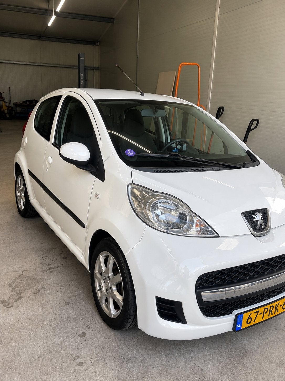 Peugeot 107 1.0 12V 5DR 2011 Wit, Auto's, Voorwielaandrijving, 4 stoelen, Origineel Nederlands, Handgeschakeld