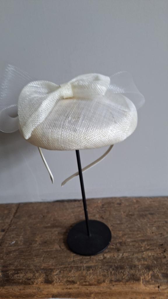 Off white fascinator, Ophalen of Verzenden, Nieuw, One size fits all