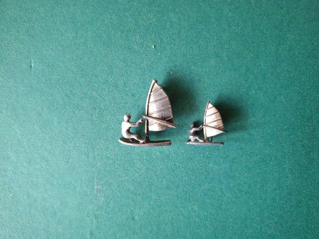 Twee zilverkleurige broches windsurfers 4 cm en 2,5 cm hoog, Ophalen of Verzenden, Zo goed als nieuw, Zilver, Overige materialen