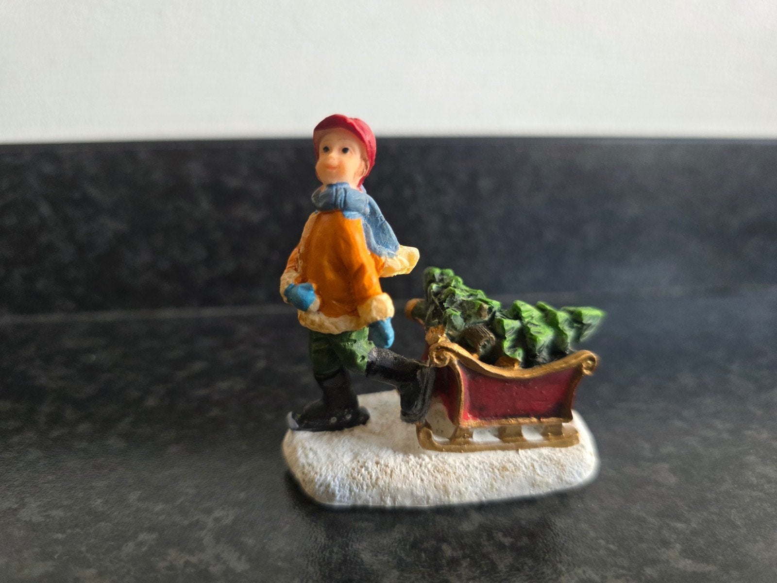 Luville retired kerstdorp figuur jongen slee kerstboom, Ophalen, Zo goed als nieuw