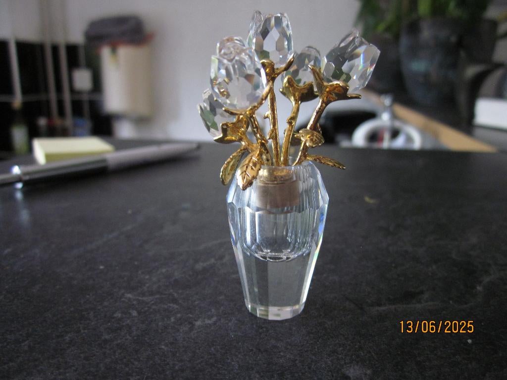 Swarovski Memorie Vaas Rozen incl. doos en certificaat, Verzamelen, Swarovski, Ophalen of Verzenden, Nieuw, Figuurtje