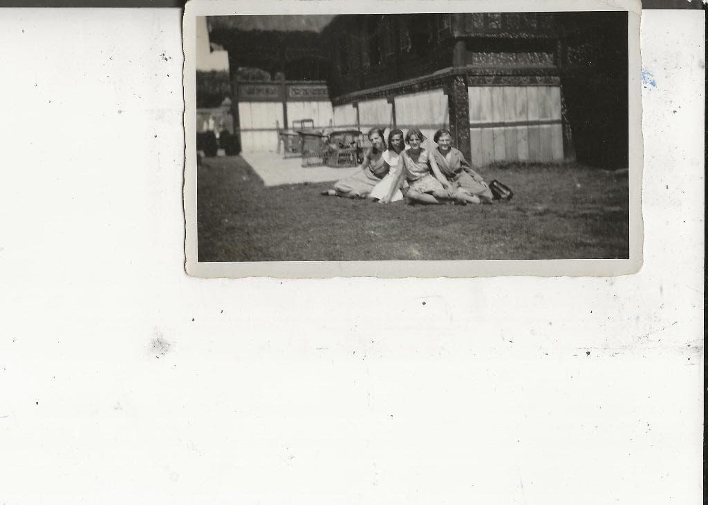 Westland Vier jonge dames in het gras Foto 11-7 cm, Ophalen of Verzenden, 1920 tot 1940, Ongelopen, Zuid-Holland