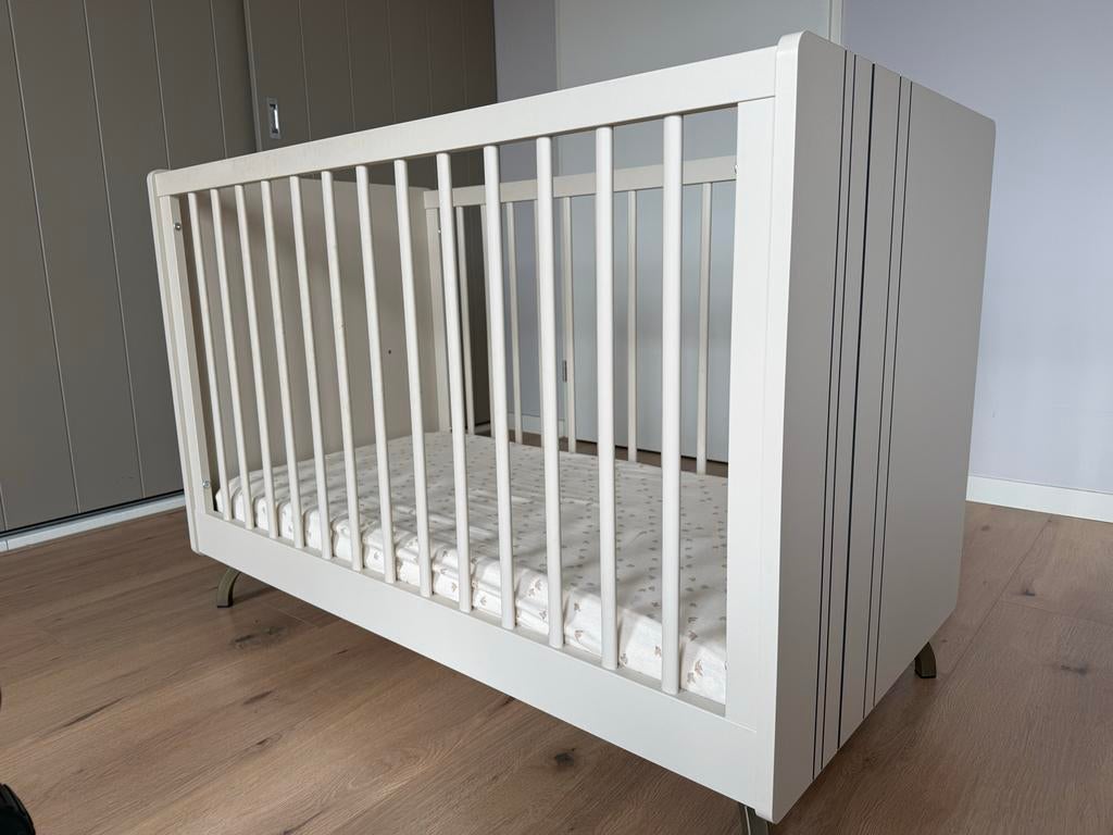 Stijlvol ledikant, gebroken wit/zand, Kinderen en Baby's, Babywiegjes en Ledikanten, Ophalen of Verzenden, Zo goed als nieuw, Ledikant
