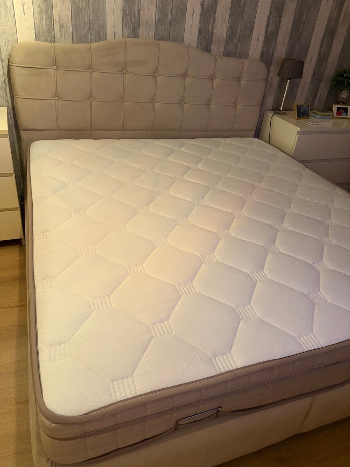 Zo goed als nieuwe boxspring met ruimte onder bed, Ophalen, Zo goed als nieuw, Tweepersoons, 180 cm