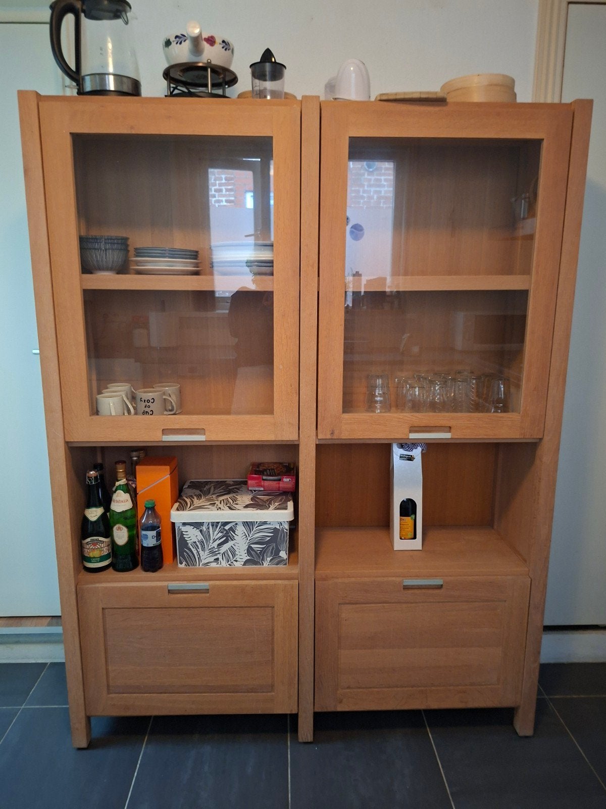 Twee eikenhouten vitrinekasten met lades en deuren, Ophalen, Modern, Scandinavisch, Eikenhout, Met lade(s)