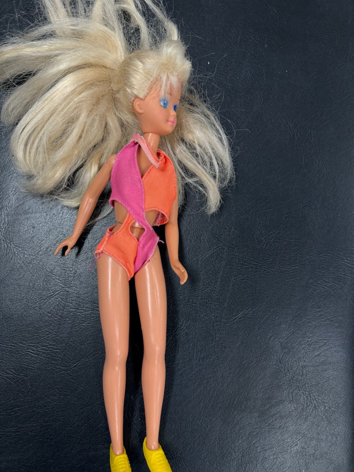Vintage Barbie pop met blonde haren en roze/oranje badpak, Ophalen of Verzenden, Gebruikt, Barbie
