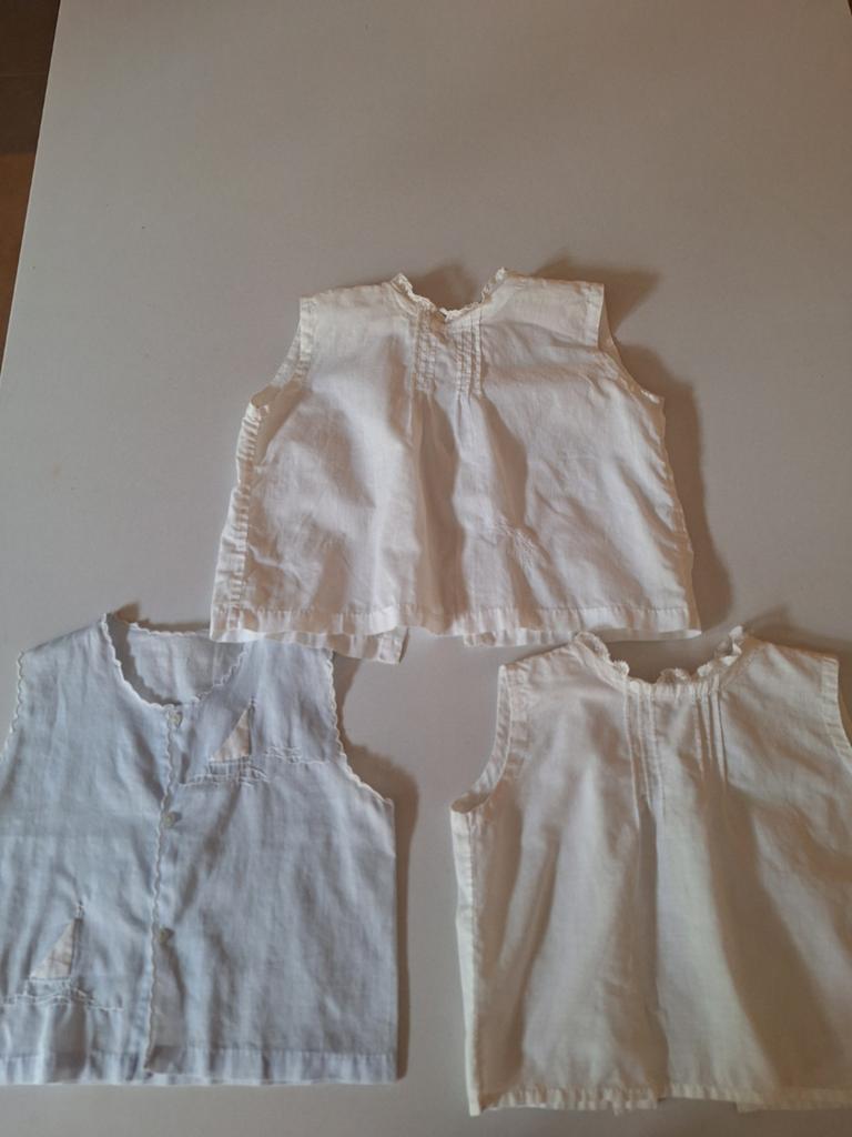 3 handgemaakte batisten babykleertjes uit 1925, Antiek en Kunst, Ophalen of Verzenden, Kinderen