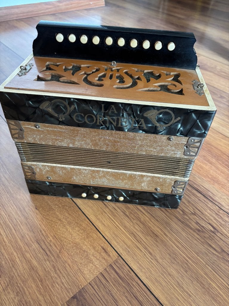 Antieke trekharmonica La Corneta, 1-rijer 10 knoppen, Muziek en Instrumenten, Gebruikt, Overige formaten, Knopaccordeon, Ophalen