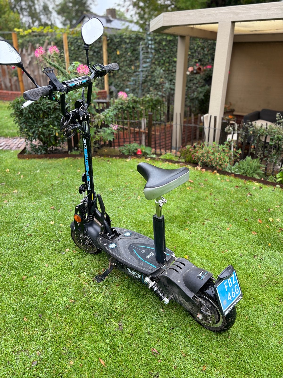 SXT E-step met zadel en kenteken - Slechts 279 km!, Ophalen of Verzenden, Zo goed als nieuw, Elektrische step (E-scooter)