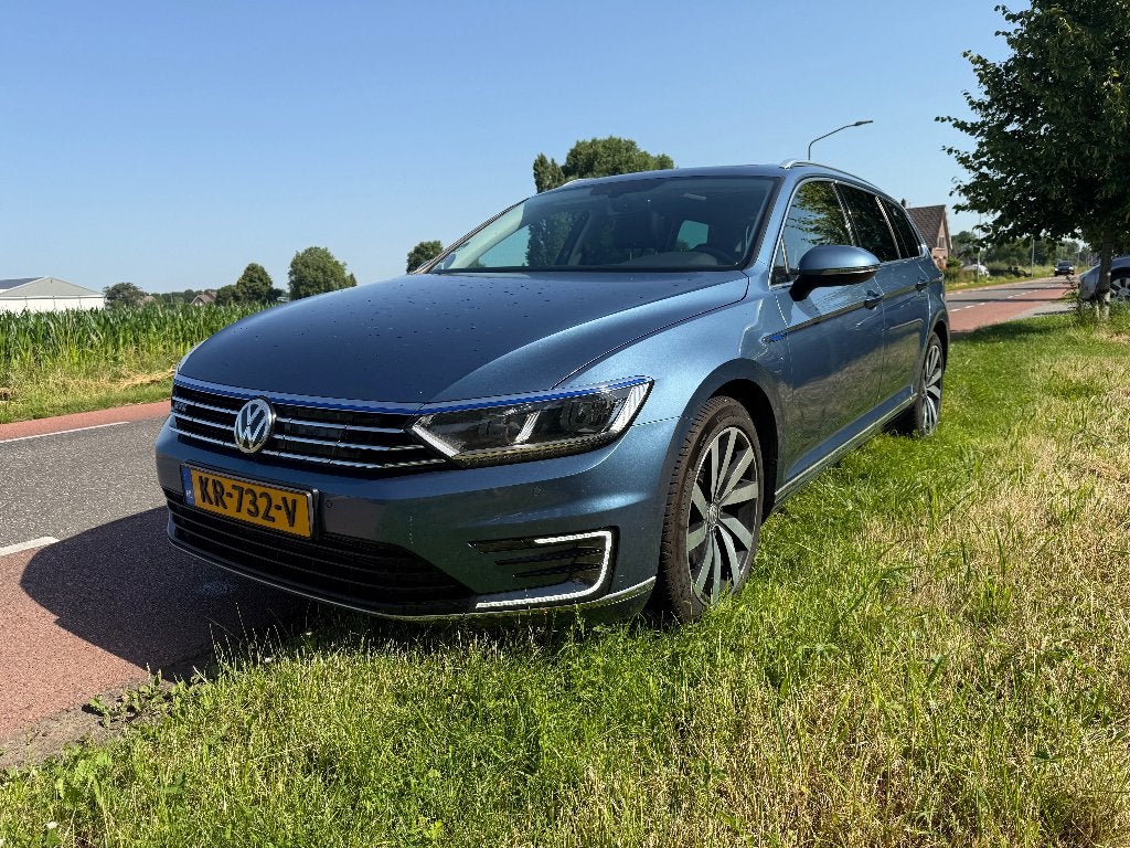 Volkswagen Passat 1.4 TSI Phev 2016 Blauw Plug-in | trekhaak, 4 cilinders, Blauw, 1600 kg, 93 €/maand