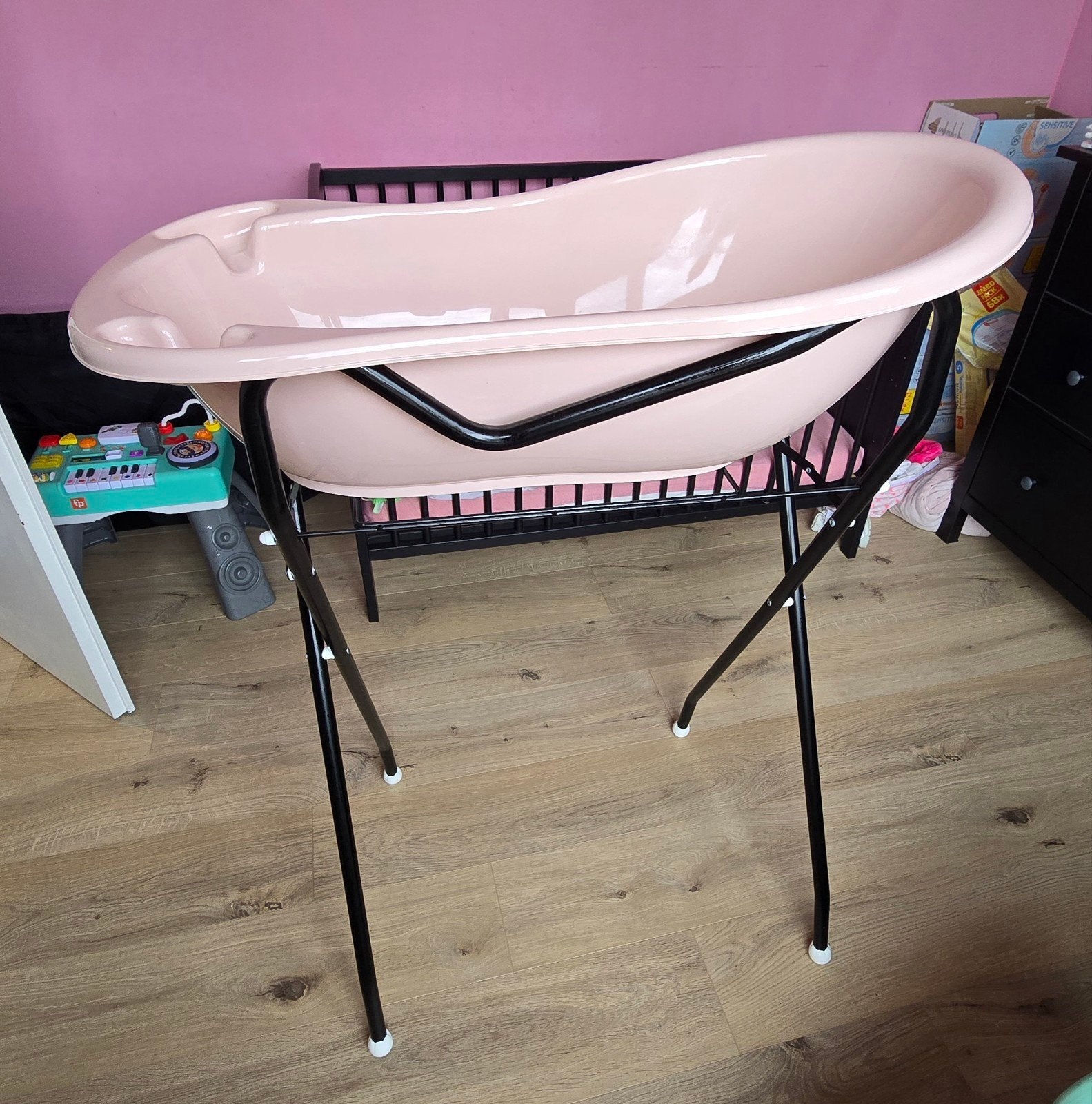 Roze babybadje met standaard en badzitje, Gebruikt, Badje, Standaard, Ophalen