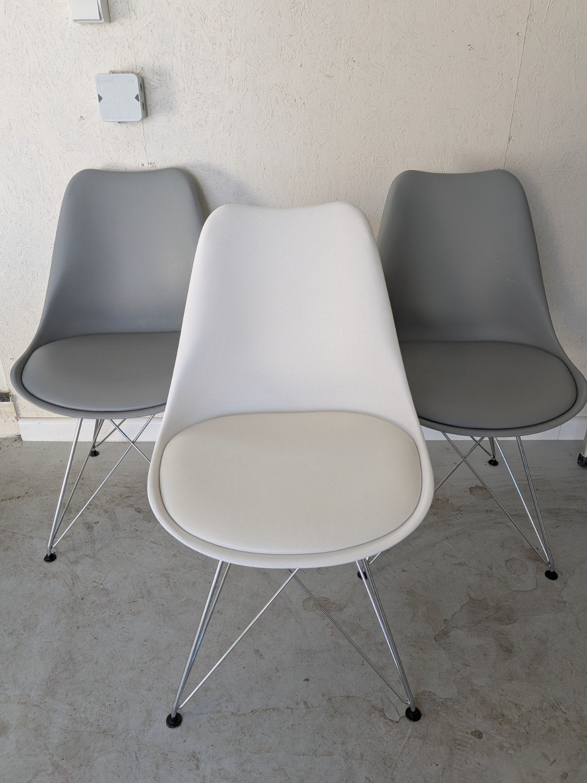 Set van 3 design eetkamerstoelen: 2 grijs, 1 wit, Huis en Inrichting, Stoelen, Ophalen, Gebruikt, Metaal, Drie