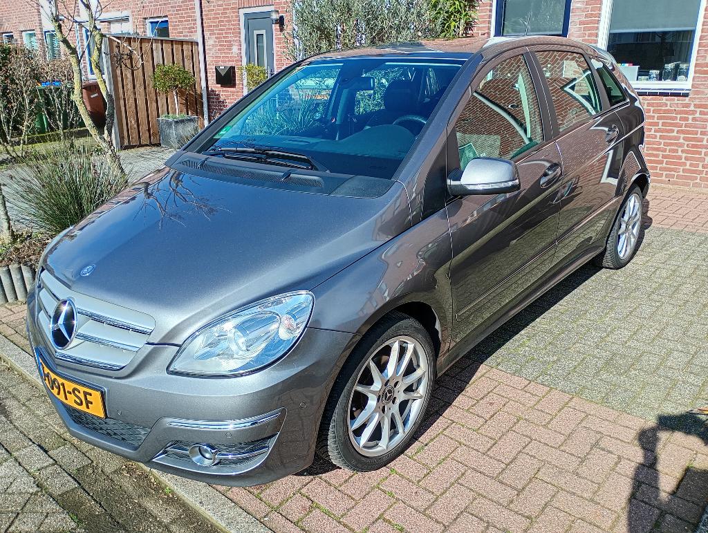 Mercedes-Benz B-Klasse 1.7 B180 5DRS CVT 2010 Grijs, 4 cilinders, Leder en Stof, 115 pk, Particulier