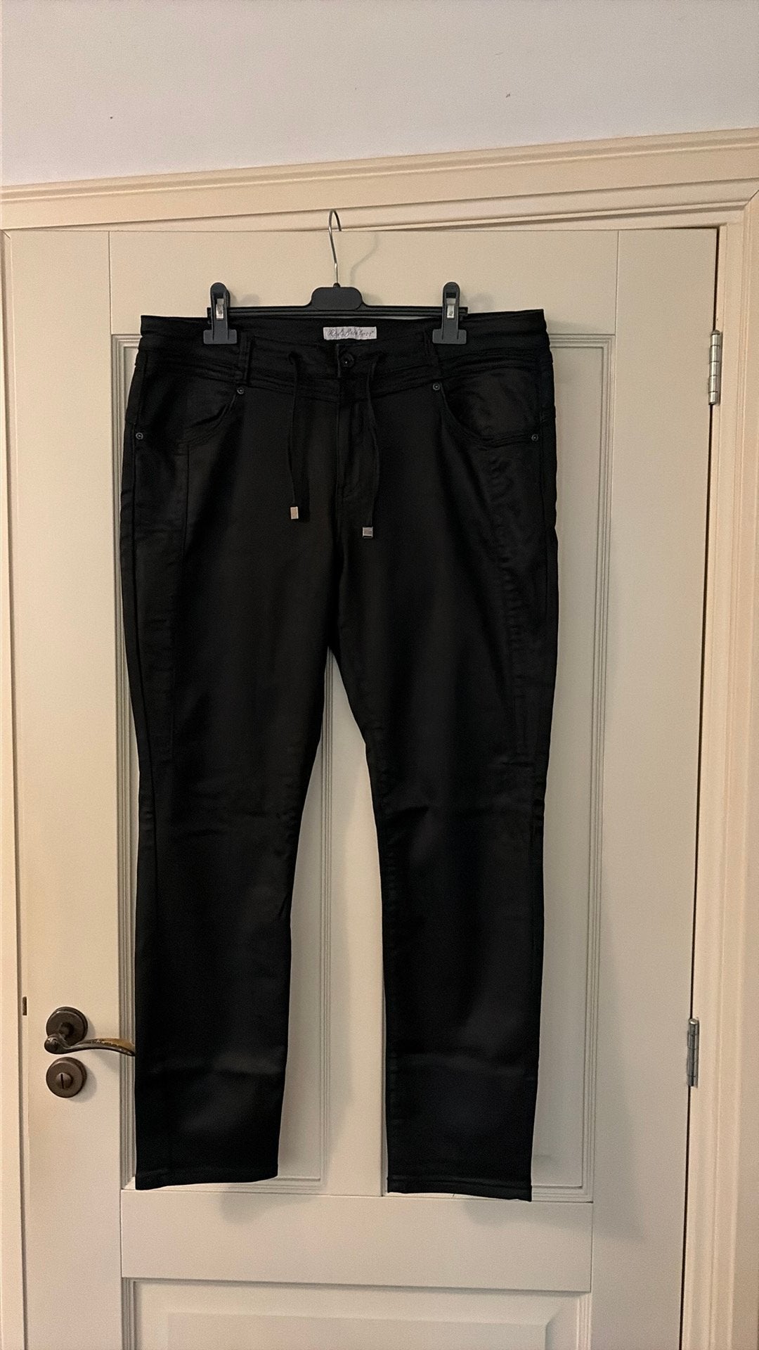 Red Button leatherlook zwarte broek mt 44, Kleding | Dames, Zwart, Maat 42/44 (L), Ophalen of Verzenden, Zo goed als nieuw