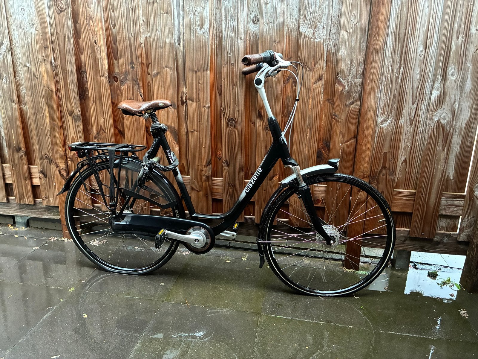 Zwarte Gazelle damesfiets - frame 61 cm met AXA kettingslot, Fietsen en Brommers, Fietsen | Dames | Damesfietsen, Ophalen, Gebruikt