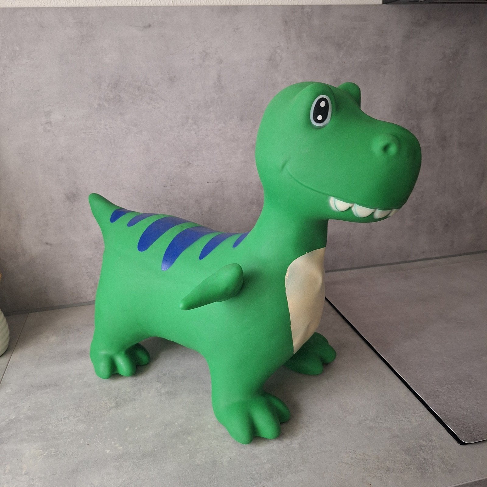 opblaasbare dino, Contacten en Berichten