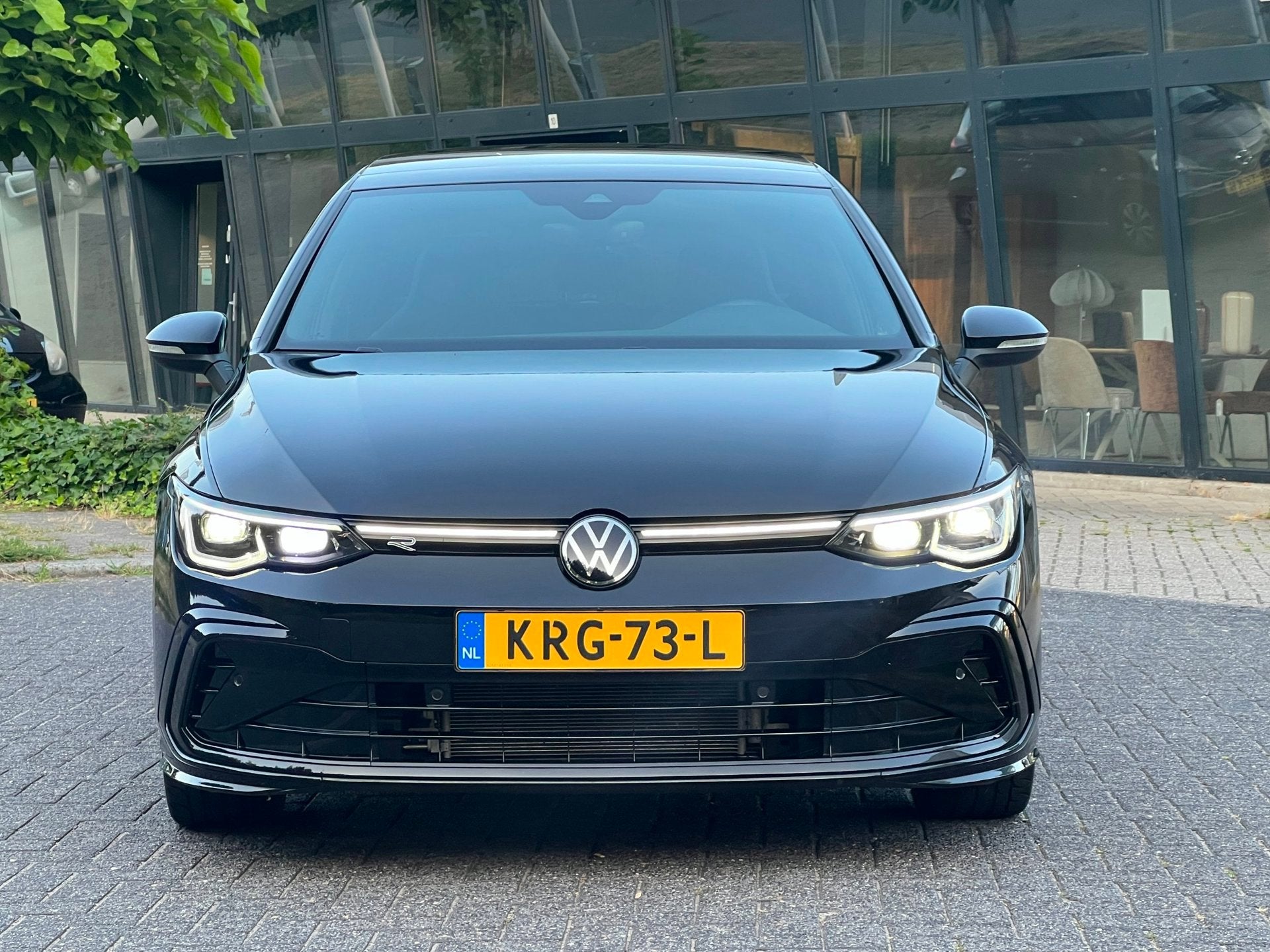 Volkswagen GOLF 8 1.5 eTSI R-Line PANO LED DSG-7 BOM VOLL!, Auto's, Dealer onderhouden, 4 cilinders, Zwart, Bedrijf