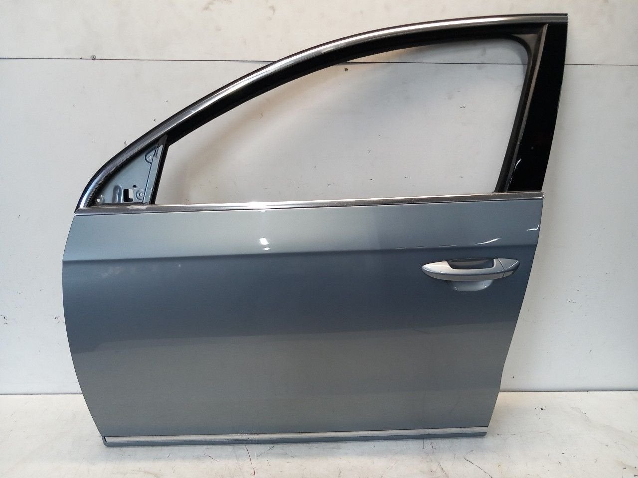 Portier links voor Volkswagen Passat, Onderdelen@venauto.nl, Van der Ven Autorecycling B.V., Gebruikt, Ettenseweg 76, 4706 PB Roosendaal, The Netherlands