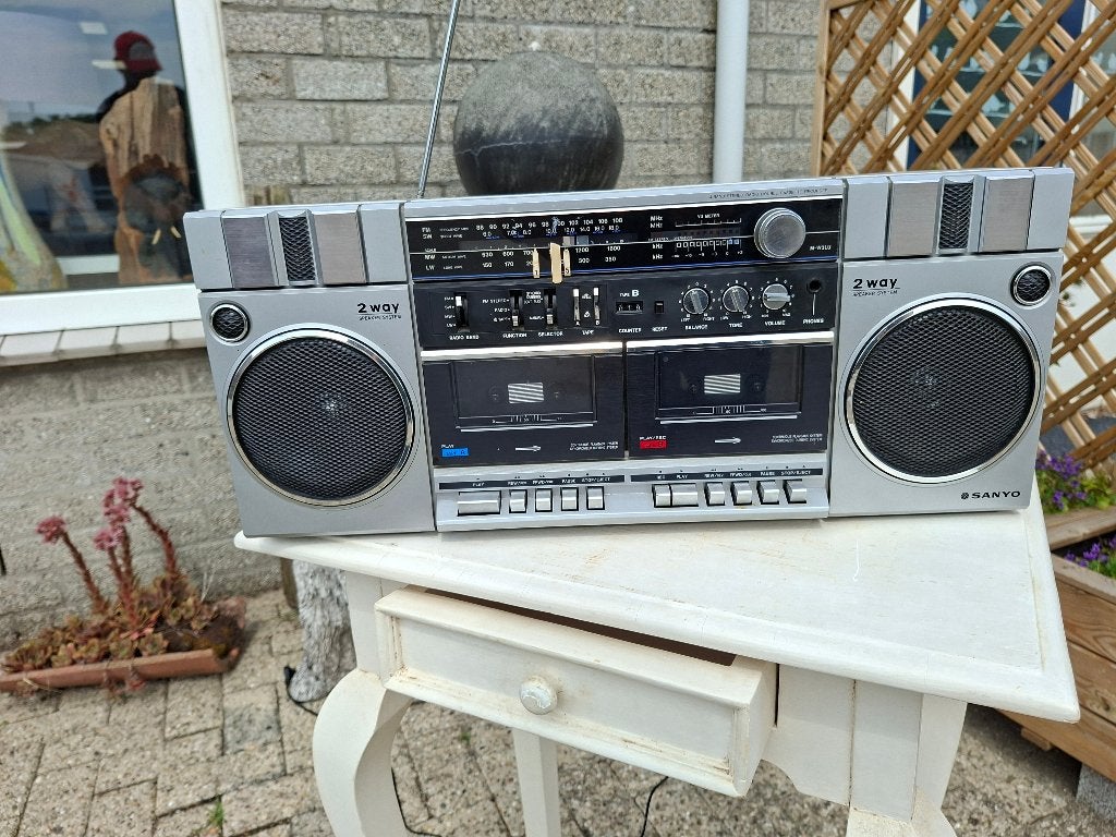 grote draagbare radio van sanyo met dubbelcassettedeck, Ophalen of Verzenden, Gebruikt