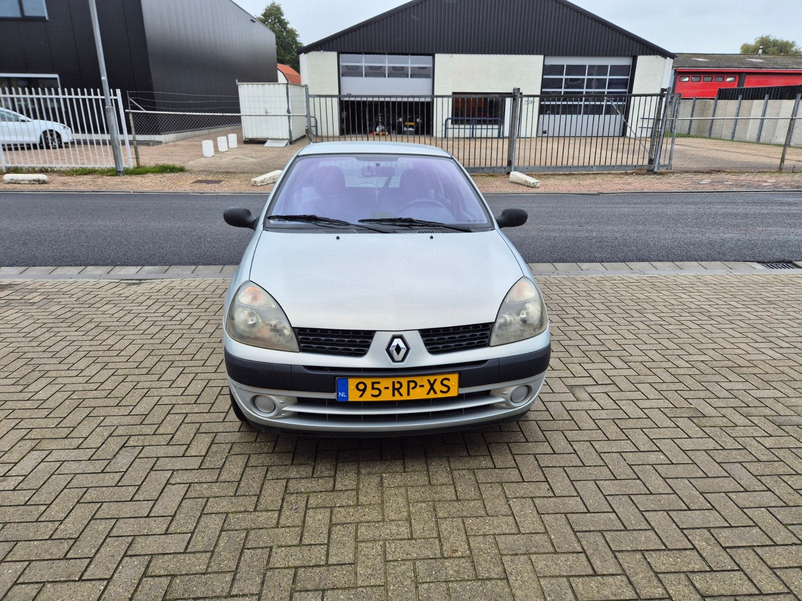 Renault Clio 1.2 16V Auth Quickshift S2005 5D 2005 Grijs, Stof, 74 pk, 31 €/maand, 4 cilinders