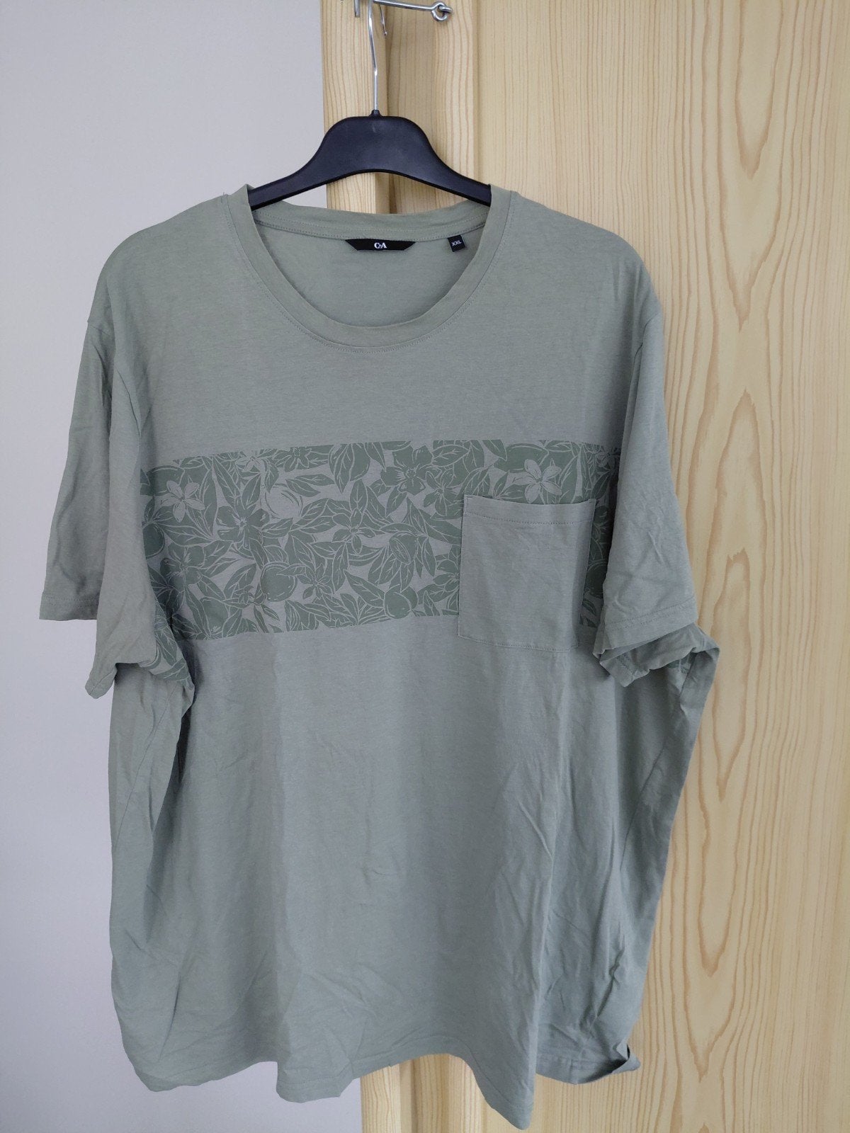 Kaki kleurig C&A T-shirt met bloemenprint - Maat XXL, Kleding | Heren, T-shirts, Maat 56/58 (XL), Gedragen, Groen, C&A