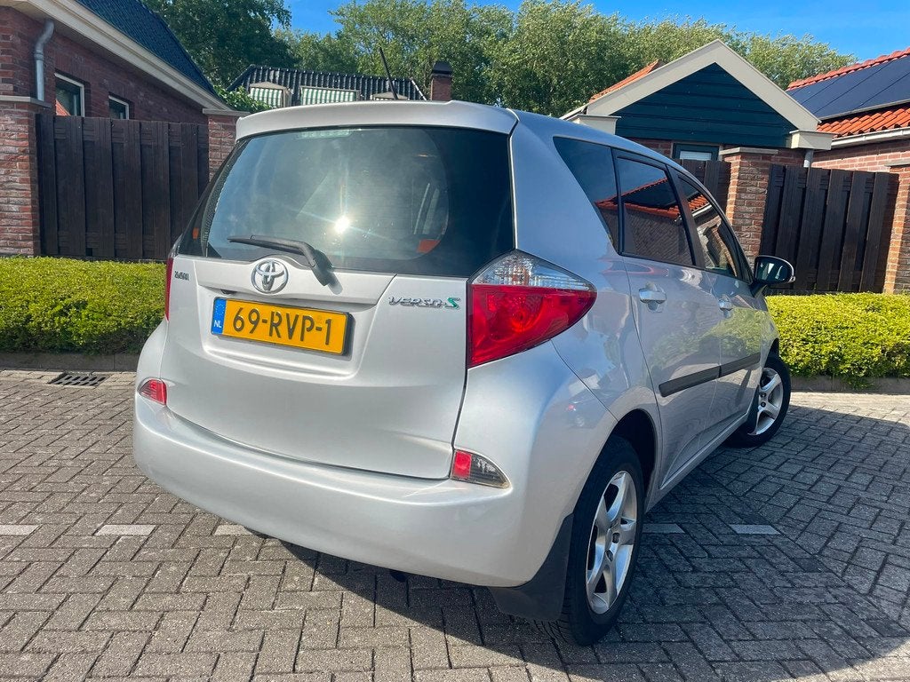 Toyota Verso-S 1.3 VVT-i Aspiration AUTOMAAT HOGE INSTAP NAV, Auto's, Toyota, Stof, Gebruikt, 4 cilinders, Bedrijf
