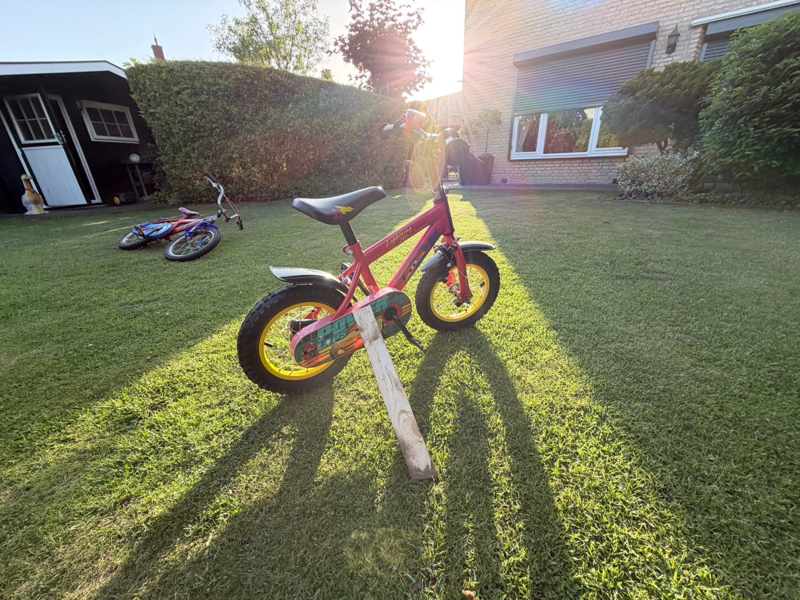 Kinderfiets Lightning McQueen - Rood (12 inch), Fietsen en Brommers, Fietsen | Kinderfietsjes, Gebruikt, Minder dan 16 inch, Velgrem