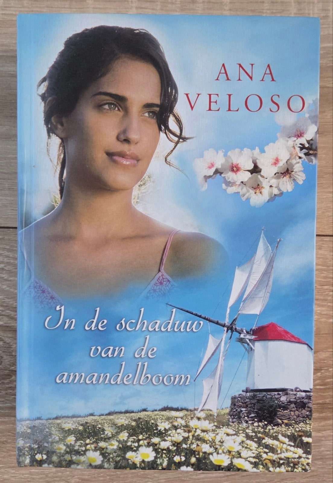 Ana Veloso - In de schaduw van de amandelboom, Boeken, Ophalen of Verzenden, Zo goed als nieuw, Ana Veloso