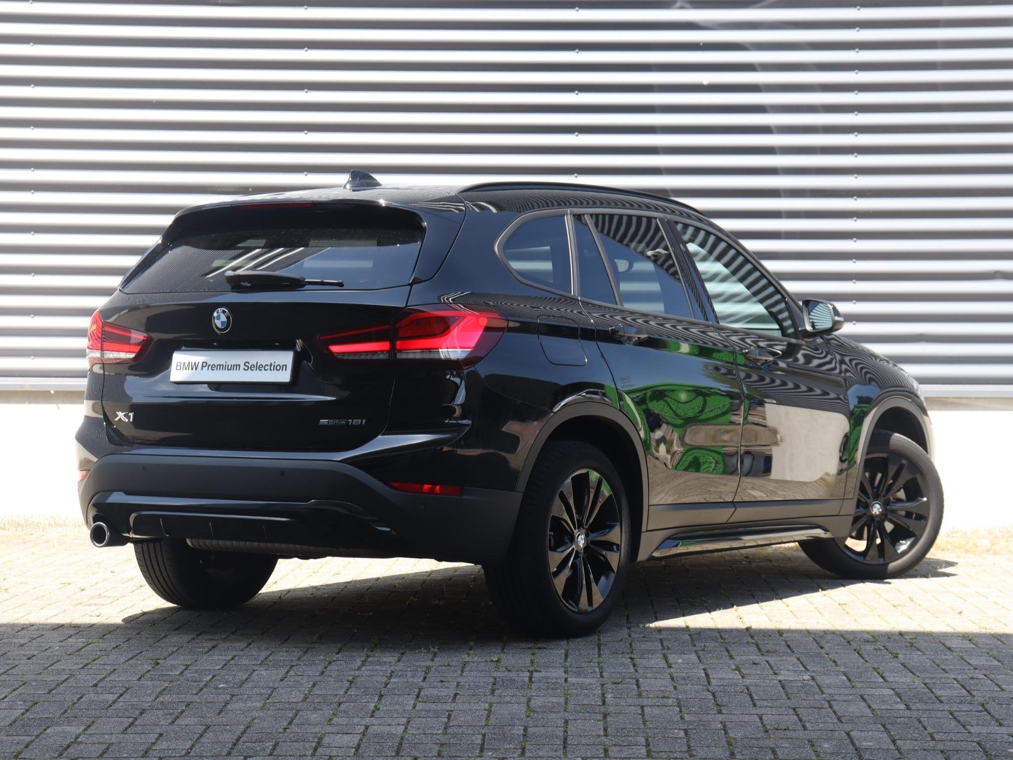 BMW X1 sDrive18i | Sport Line | Head-Up | Verwarmbare Voorst, Gebruikt, Automatische klimaatregeling, Met garantie (alle), Zwart