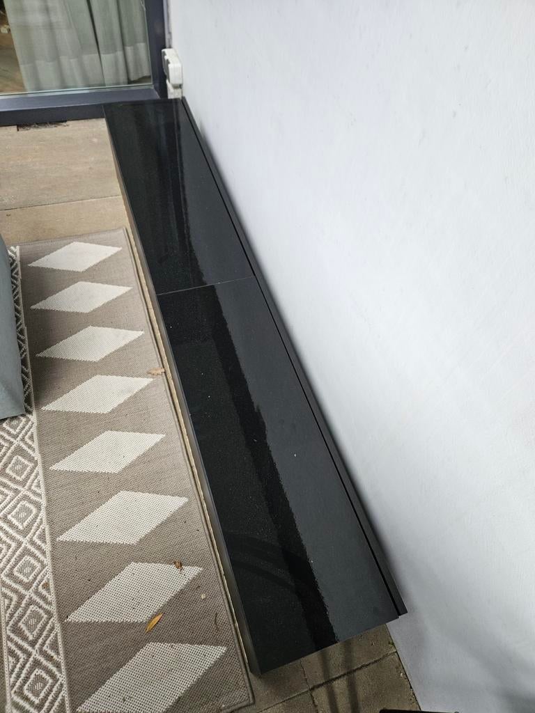 Meubella pure zwart, glans, met twee kleppen, twee planken., Huis en Inrichting, Kasten | Televisiemeubels, Ophalen, Gebruikt