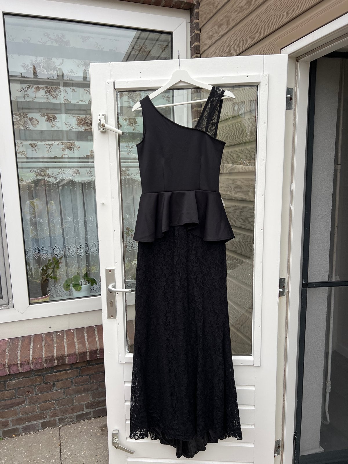 Zwarte galajurk met peplum en kanten details, Maat 38/40 (M), Zwart, Ophalen of Verzenden, Zo goed als nieuw
