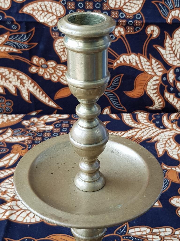 Mooie antieke schijf of kraagkandelaar uit Engeland 27,5 cm., Antiek en Kunst, Ophalen of Verzenden, Koper of Brons