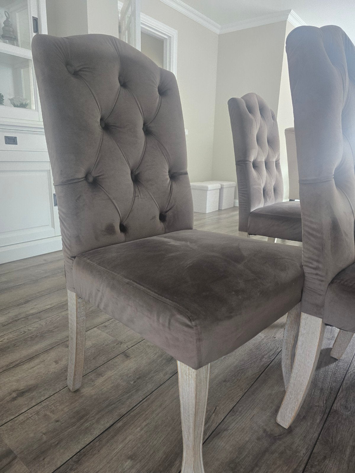 Set van 4 luxe eetkamerstoelen - bruin fluweel, Huis en Inrichting, Stoelen, Ophalen, Luxe, Modern, Klassiek, Zo goed als nieuw