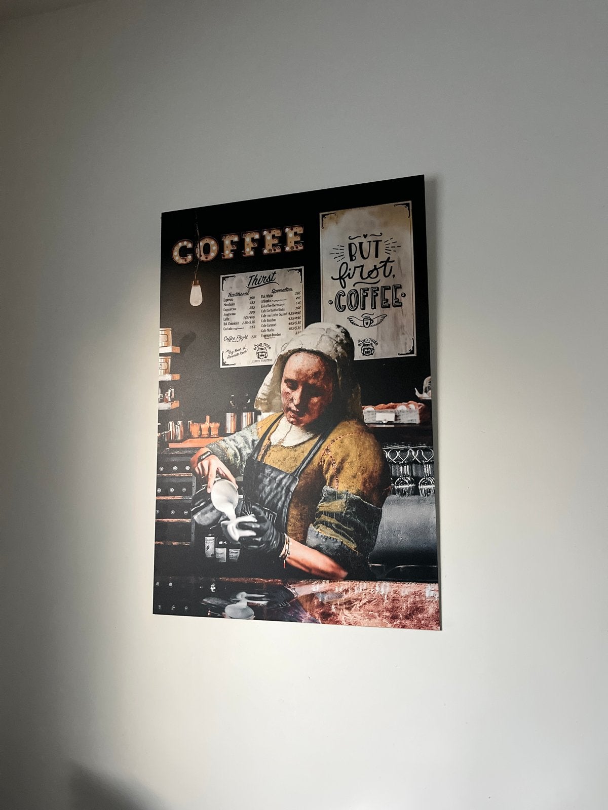 Het Melkmeisje in modern koffie jasje - 40x60 cm, Huis en Inrichting, 50 – 75, Minder dan 50 cm, Ophalen of Verzenden, Print