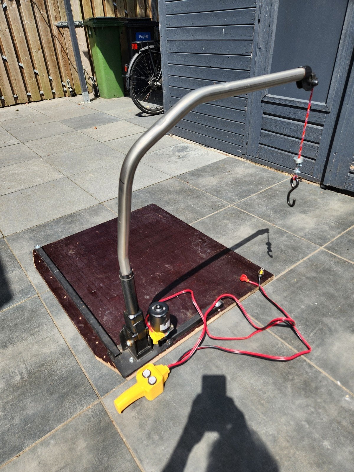 Kofferbaklift/Rolstoellift max 35 kg op 18mm betonplex, Ophalen