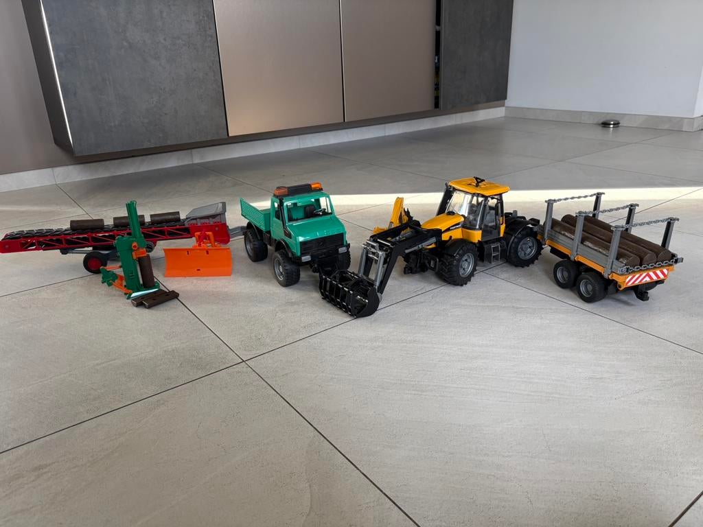 JCB tractor en Bruder laadwagen met boomstammen en accoires, Ophalen of Verzenden, Gebruikt
