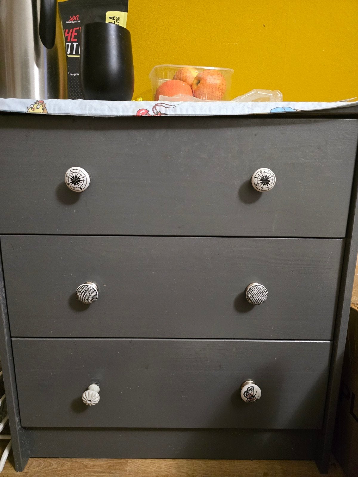 IKEA RAST 3-ladenkast - Grijs geverfd met unieke knoppen, Ophalen, Gebruikt, 50 tot 100 cm, 3 of 4 laden