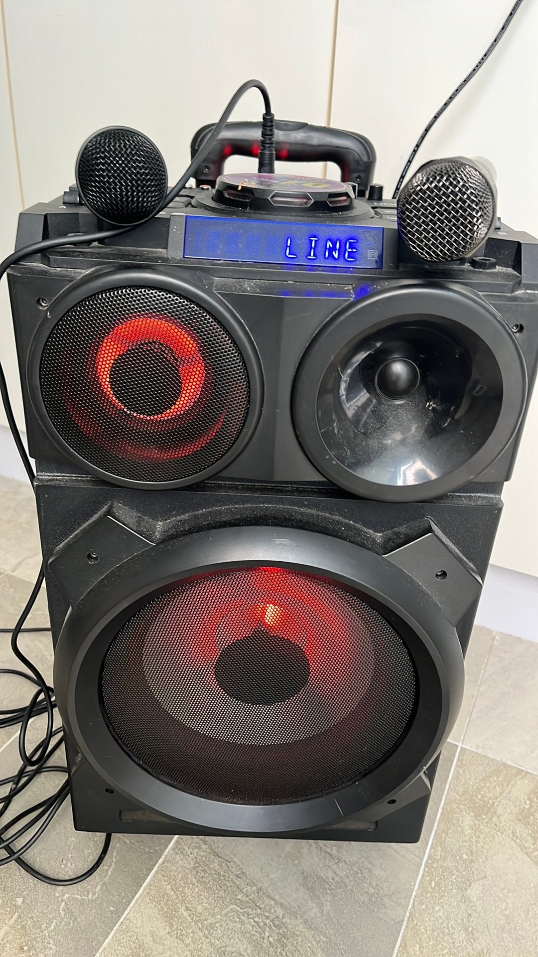 Complete Karaokeset / Party Speaker/geluidsbox te Huur €20!, Ophalen, Zo goed als nieuw, Complete set