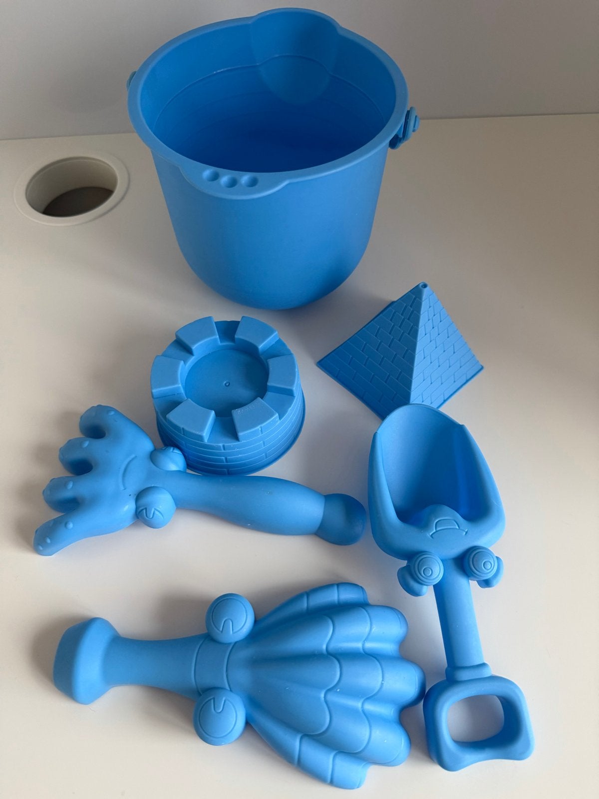 Blauwe zandbakset voor kinderen - emmer, schep en vormen, Ophalen of Verzenden, Zo goed als nieuw