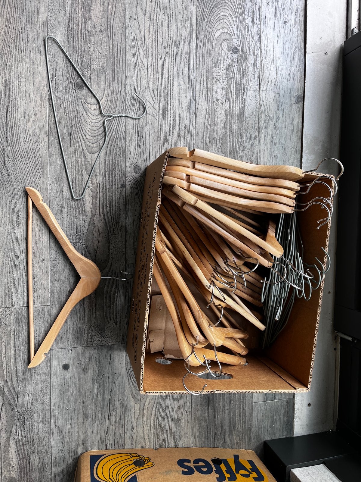 Partij houten en metalen kledinghangers, Ophalen, Gebruikt, Hout, Volwassenen