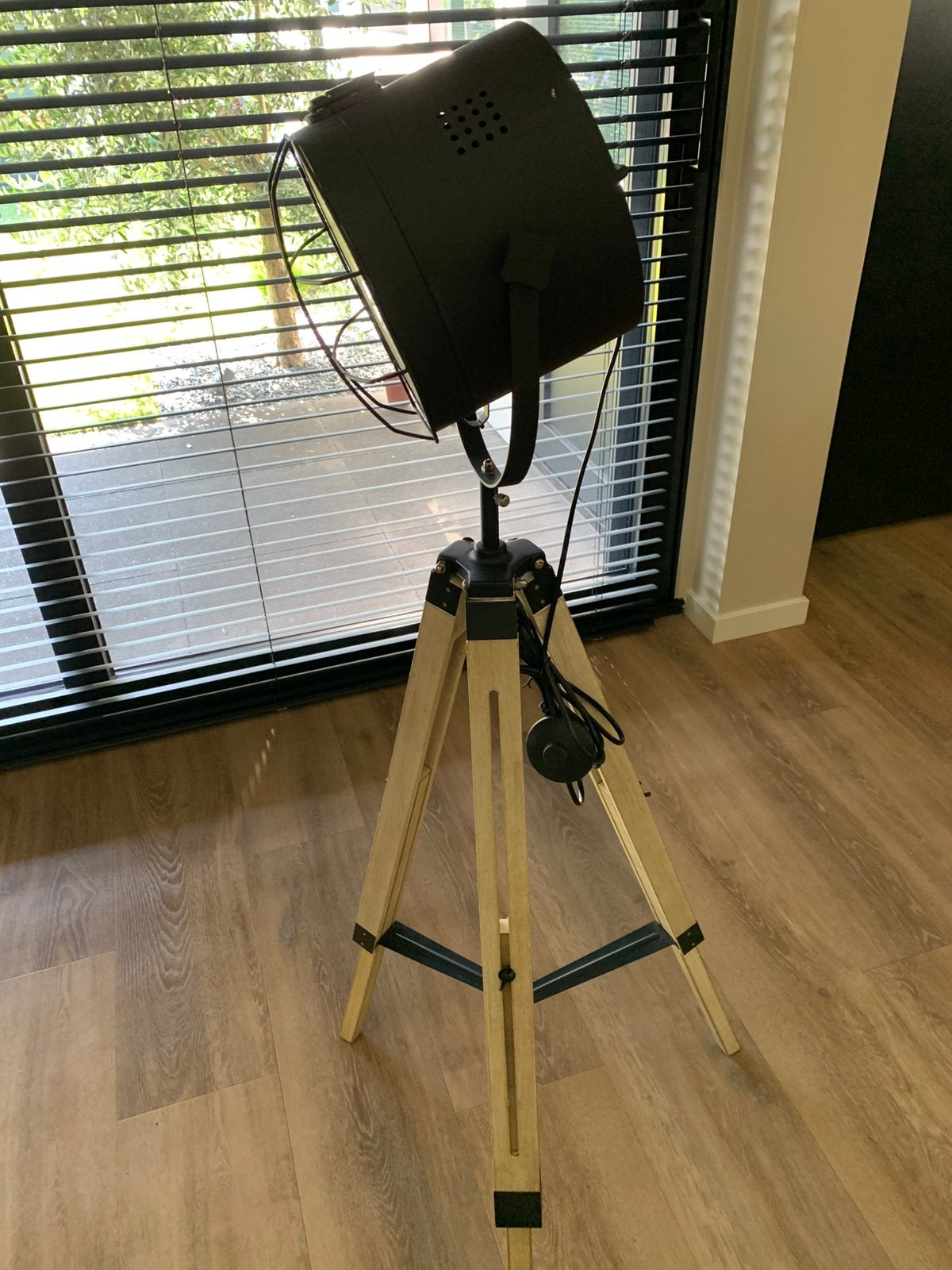 Industriële vloerlamp met houten driepoot en metalen kap, Ophalen, Zo goed als nieuw, 150 tot 200 cm