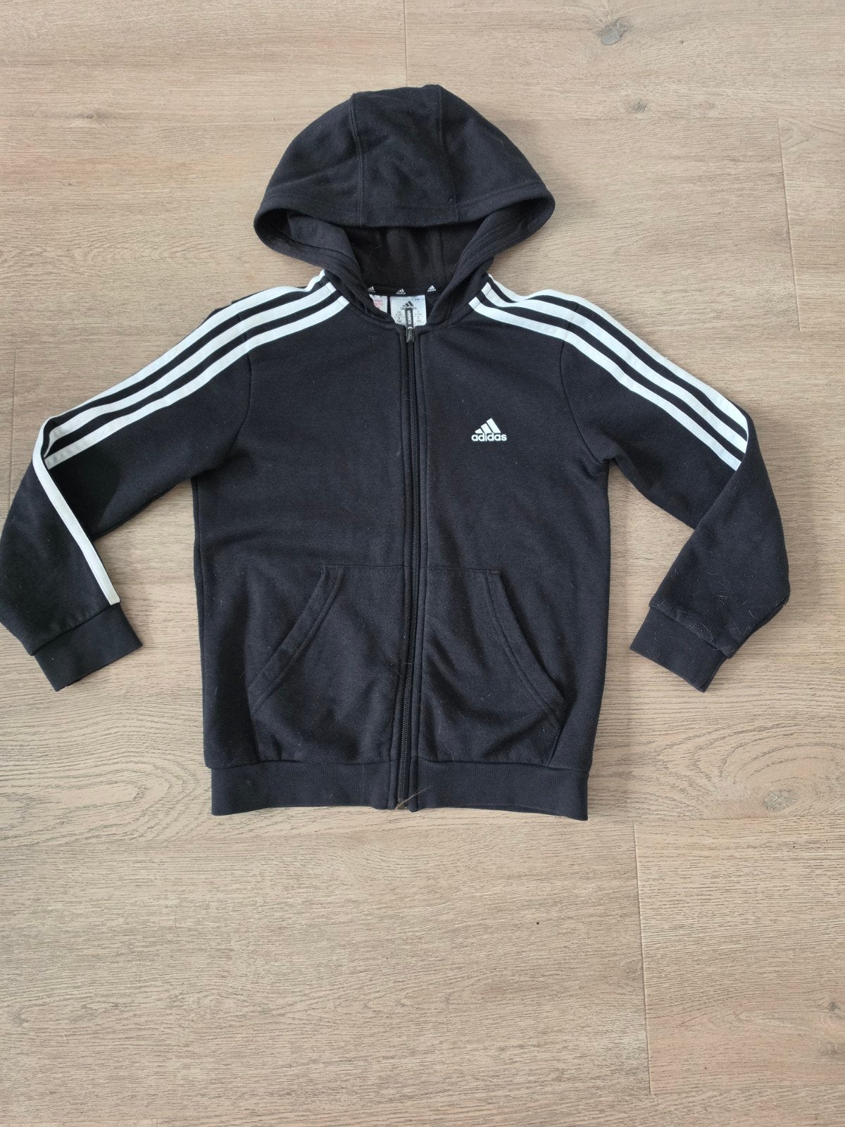Zwart Adidas vest maat 140, Ophalen of Verzenden, Zo goed als nieuw, Jongen, Trui of Vest