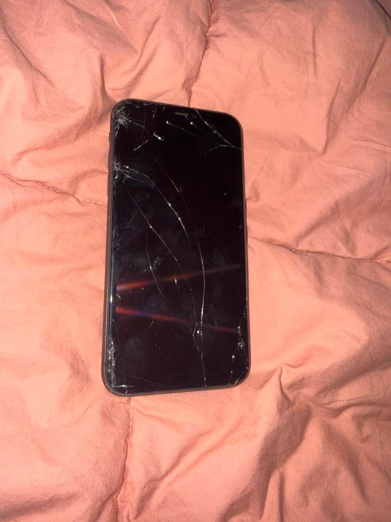 Iphone 11 defect!, Telecommunicatie, Mobiele telefoons | Apple iPhone, Ophalen, 70 %, Zwart, IPhone 11