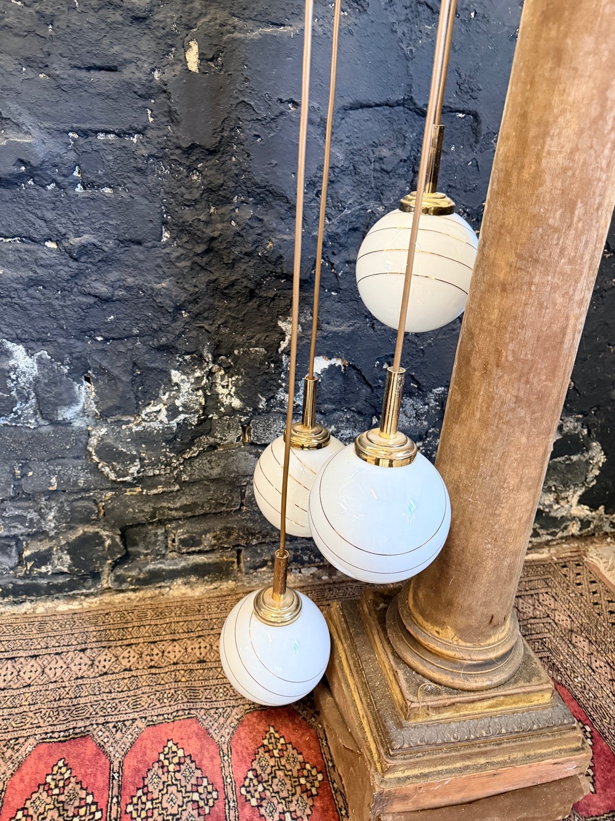 Vintage 80’s cascadelamp messing 4 witte bollen gouden lijn, Huis en Inrichting, Lampen | Hanglampen, Ophalen, Gebruikt, Glas