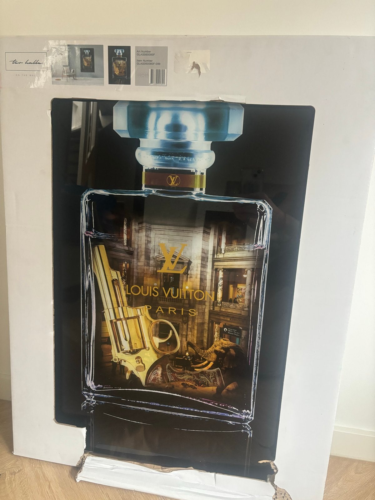 Modern schilderij Louis Vuitton parfumfles met pistool, Ophalen, Overig onderwerp, Glas, Achter glas